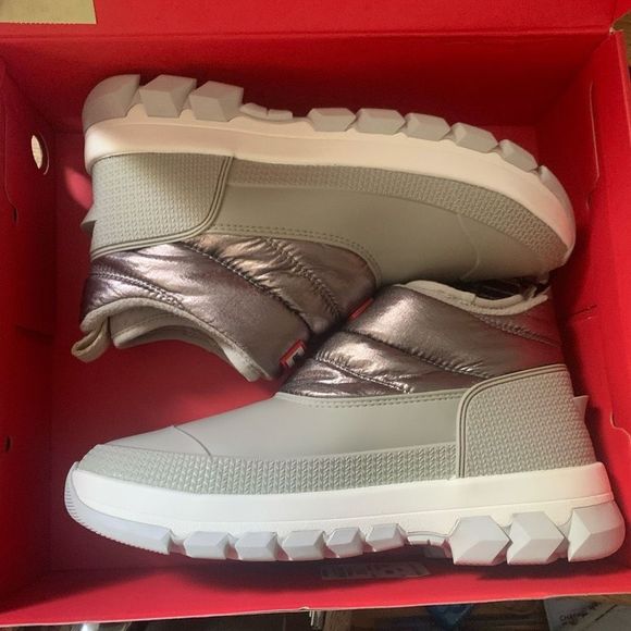 Hunter | Metallic Insulated Snow boot. Love them but fit true to size-I wearsz 9 - Picture 5 of 8